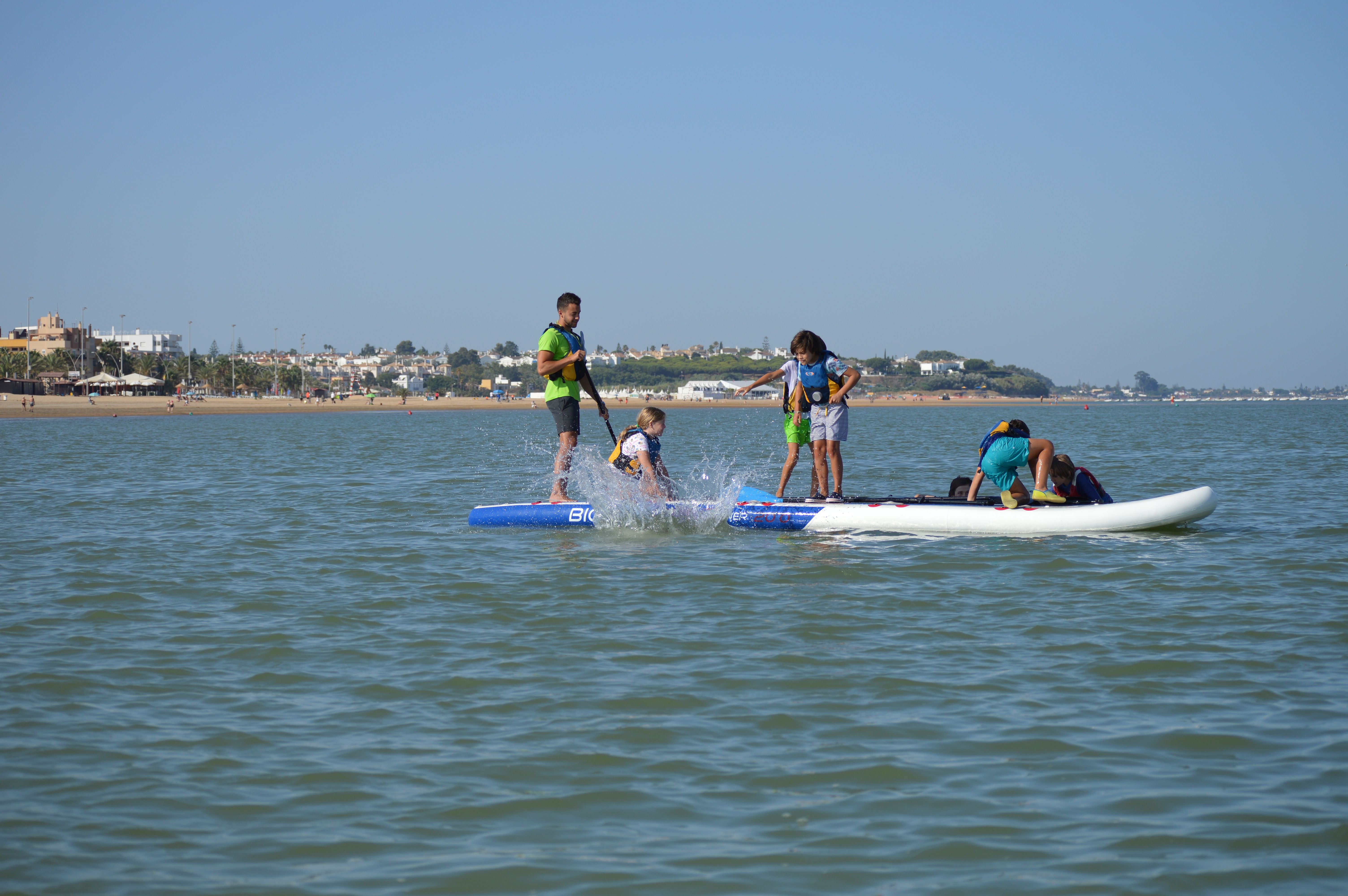 Escuela de verano para niños en Sanlúcar con Big Paddlesurf